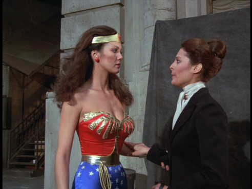 Wonder Woman talks with Cagilostro's assistant